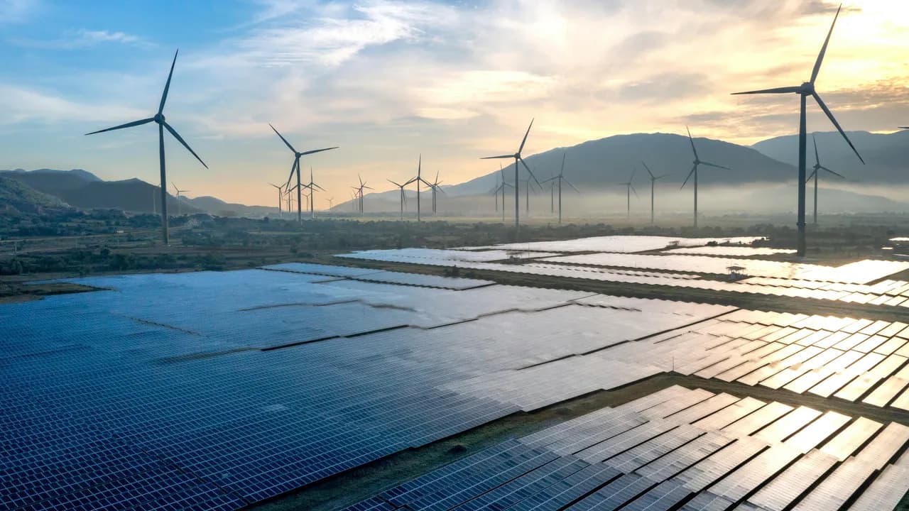 Solarpark und Windräder in der Abenddämmerung – Symbolbild für Outplacement in der Energie- und Versorgungswirtschaft